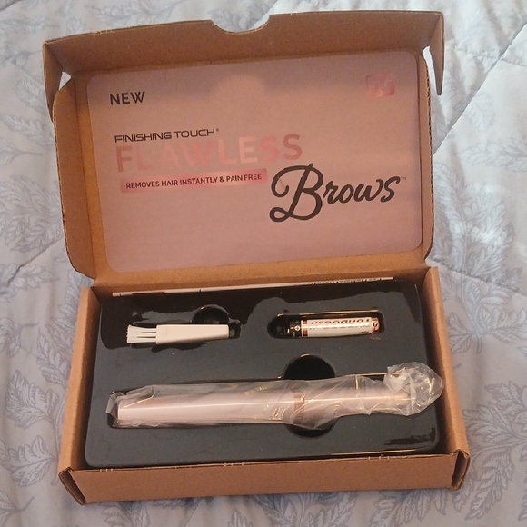 Finishing Touch Other - Finishing Touch Flawless Brows Hair Remover - White